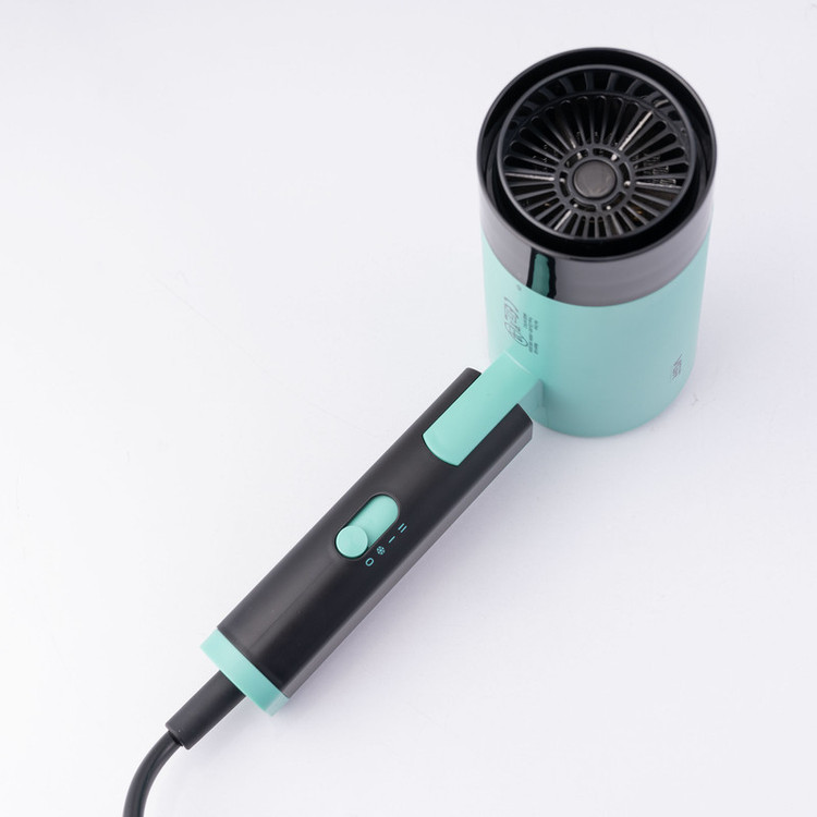 سشوار مسافرتی 1600 وات وی جی ار مدل V-426، موتور DC، وزن 600 گرم، المنت فلز، دارای سری متمرکزکننده باریک با ویژگی صافکنندگی، با قابلیت باد سرد