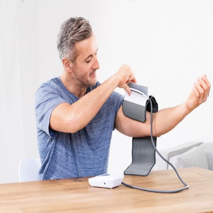 فشارسنج بازویی دیجیتال بیورر مدل BM51 با کاف ابتکاری easyClip، حافظه 100 رکورد برای 2 کاربر، نمایش میانگین نتایج، تشخ...